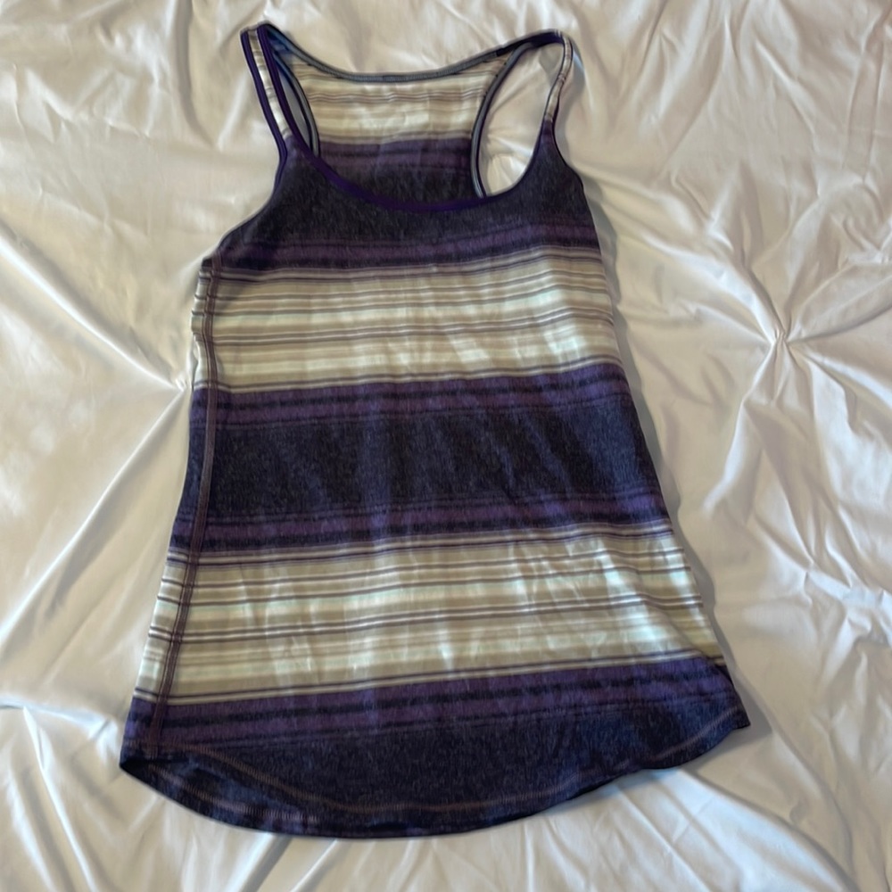 - Lululemon tanktop